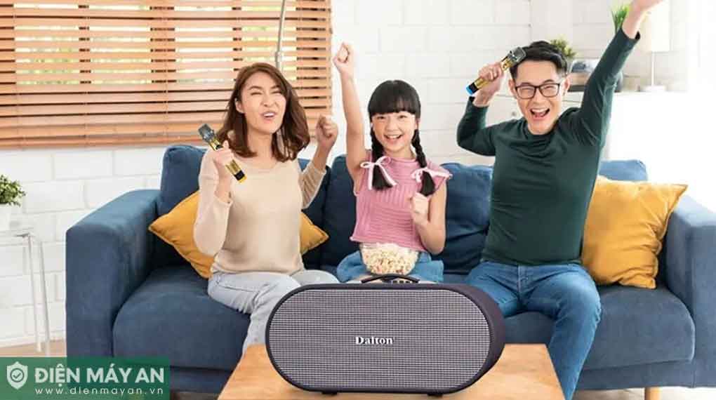 Gia đình hát karaoke tại nhà với loa Dalton đặt trên bàn phòng khách